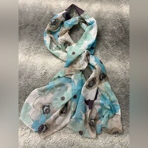 Lightweight women’s fashion scarf